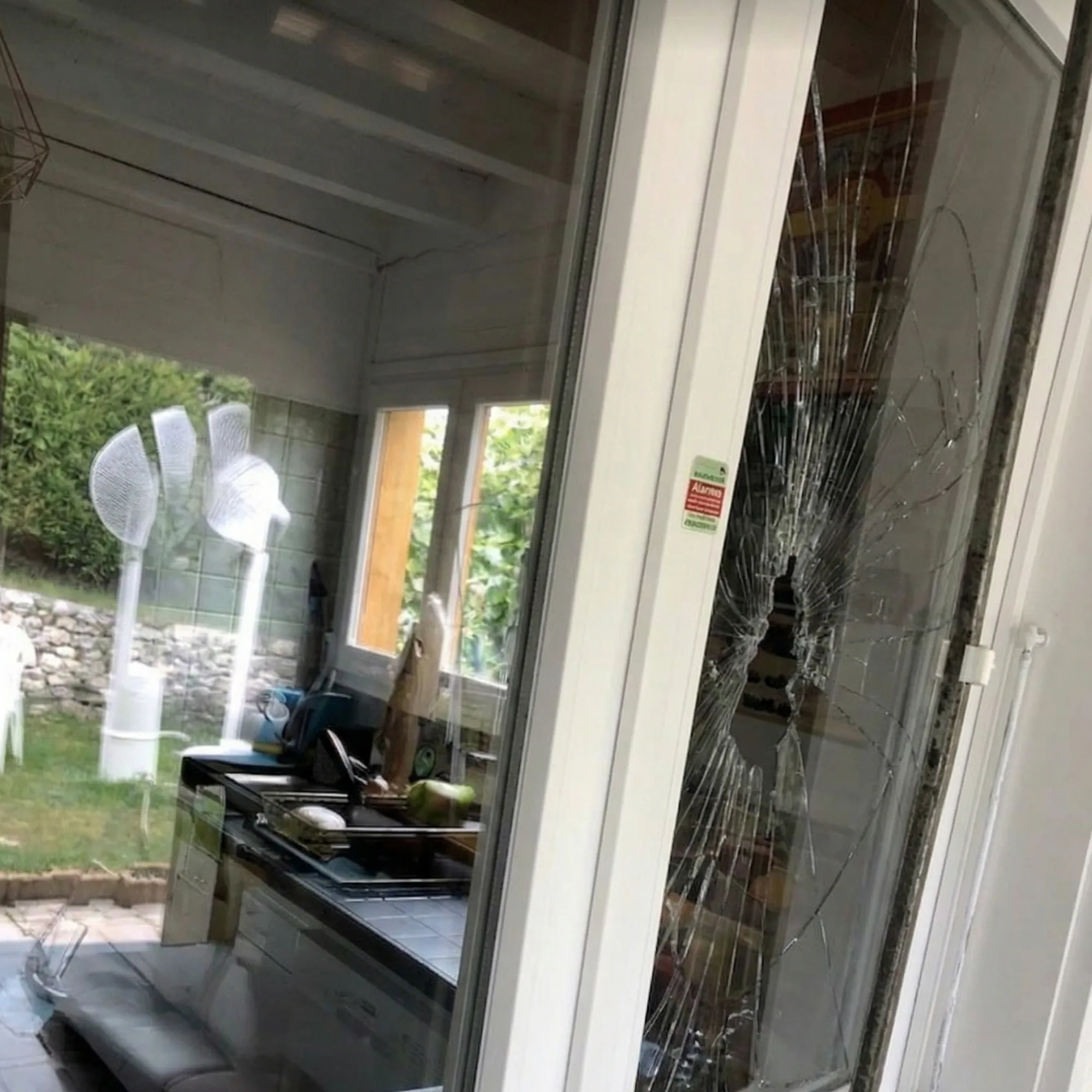 Vitrine de commerce a Lyon - depannage vitrier professionnel metropole lyonnaise